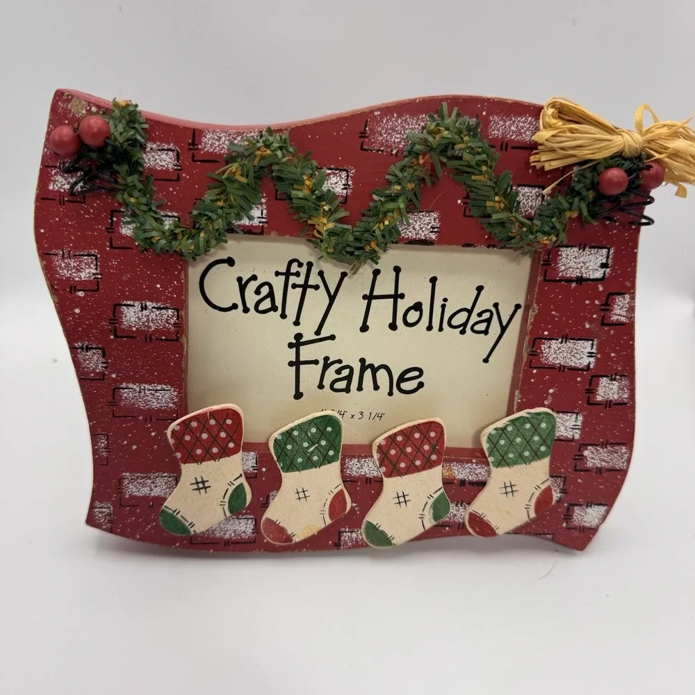 Christmas Picture Frame Red Fireplace Garland Stockings Holds‎ 4 3/4 by 3 1/4